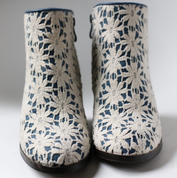 Very Volatile Cherie Lace Booties, blue denim - Picture 9 of 11